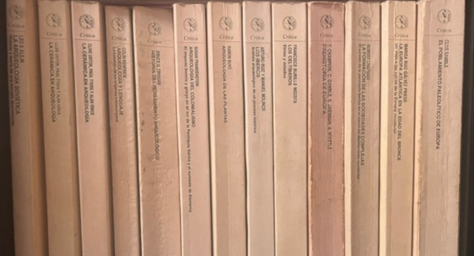 Estantería con volúmenes de la colección de arqueología de la editorial Crítica